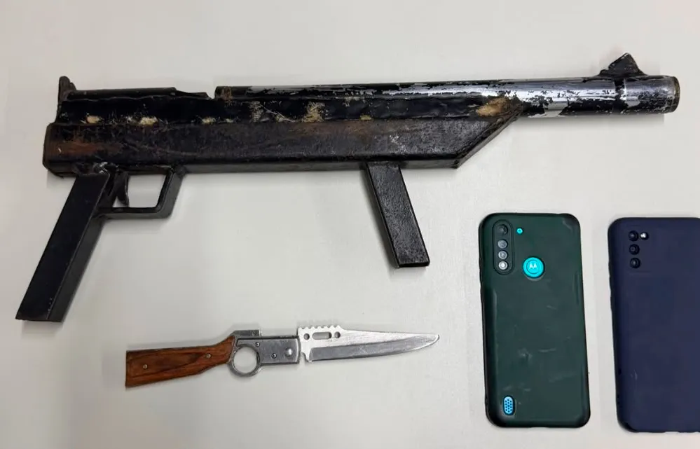 Suspeito embriagado é detido com simulacro de arma e canivete dentro de igreja em Anagé