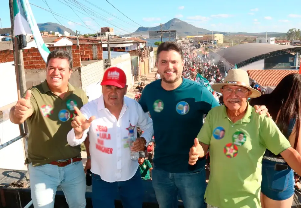 Comício de Marquinho Viana reúne milhares de pessoas em Barra da Estiva