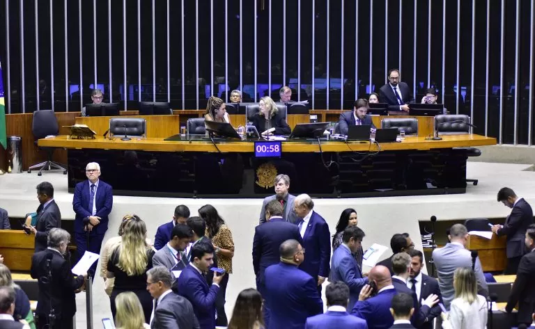 Câmara dos Deputados aprova projeto que cria incentivo financeiro ao estudante do ensino médio