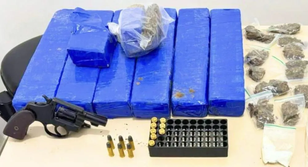 CIPE Sudoeste e PETO prendem mulher com drogas e arma na zona rural de Vitória da Conquista