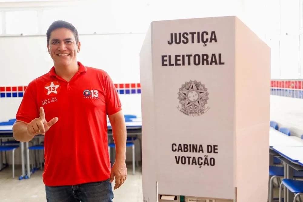 Brumado: Guilherme Bonfim (PT) vota acompanhado de familiares e apoiadores e confia na vitória