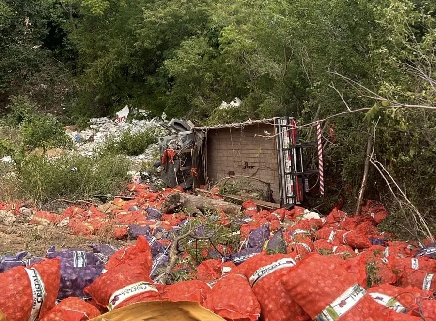 Caminhão carregado com cebolas tomba na Serra das Almas, entre Livramento e Rio de Contas