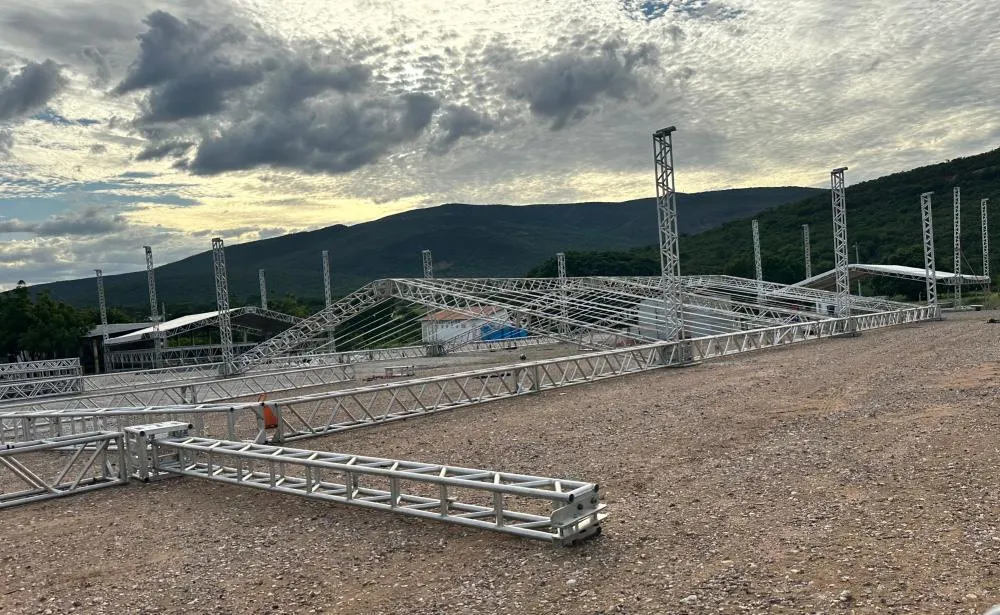 Estrutura da 1ª Cavalgada dos Santos Reis começa a ser montada em Brumado