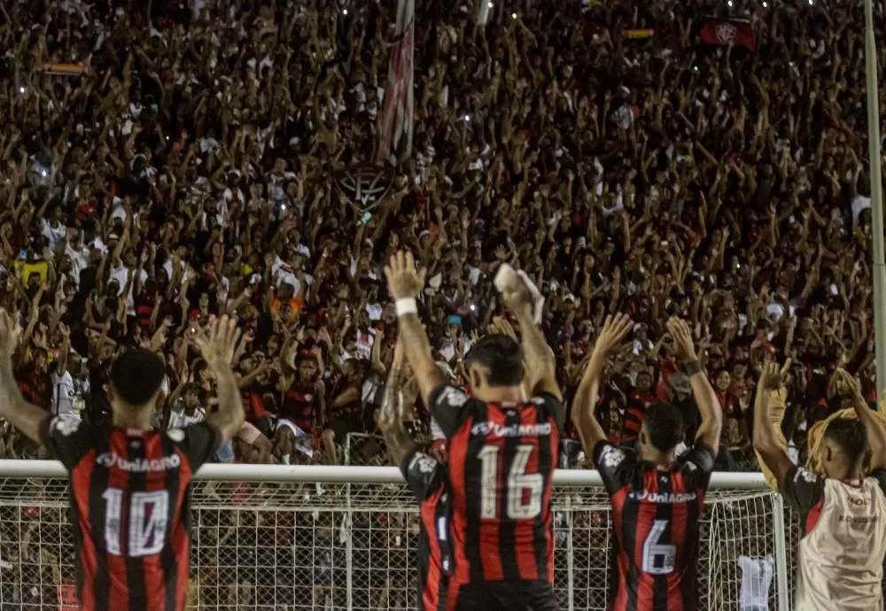 Série B tem Vitória folgado na liderança e disputa acirrada entre nove times