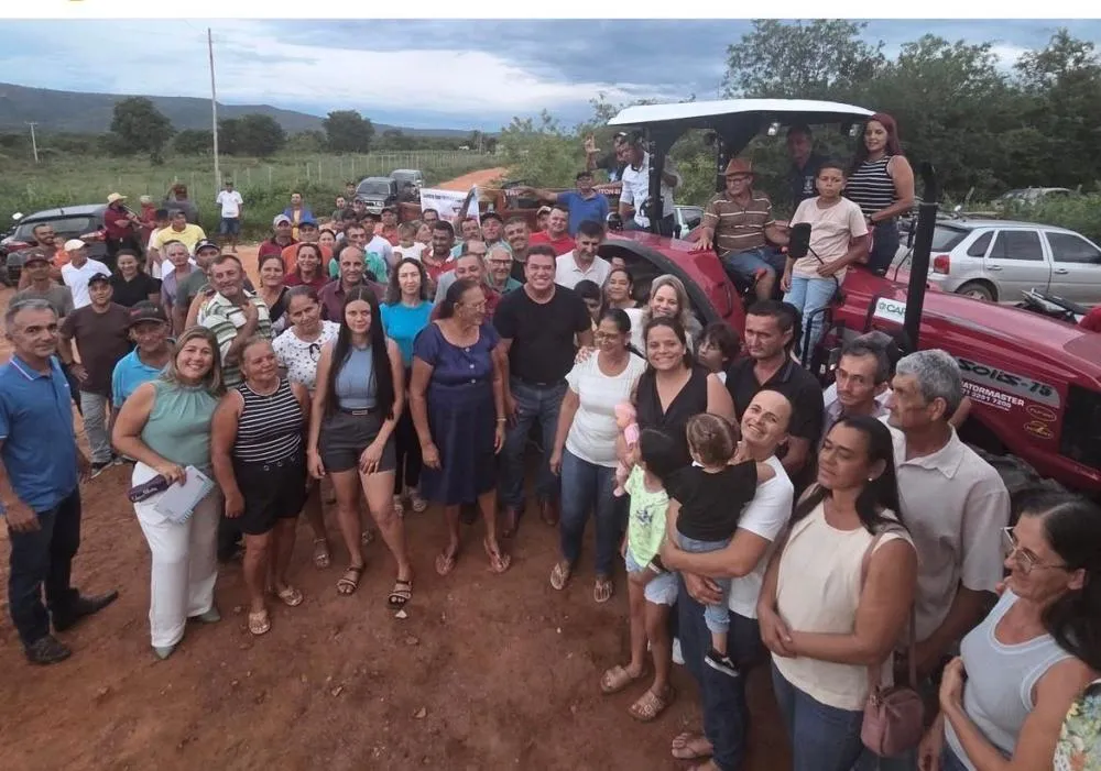 Marquinho Viana entrega trator agrícola à comunidade de Água Branca, em Cordeiros