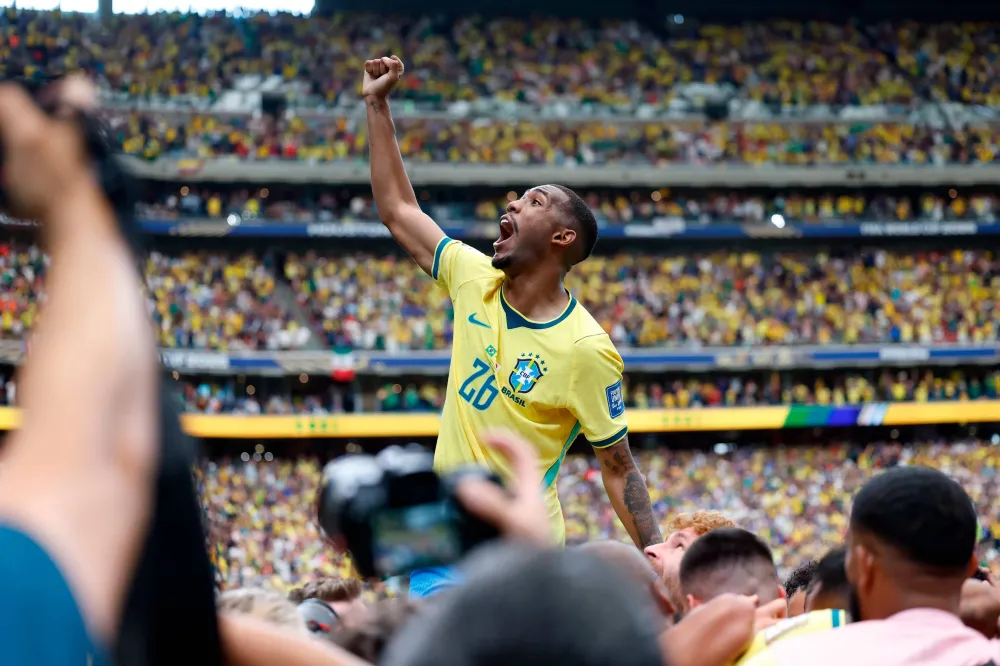 De virada, Brasil derrota Japão por 2 a l e avança às oitavas da Copa do Mundo
