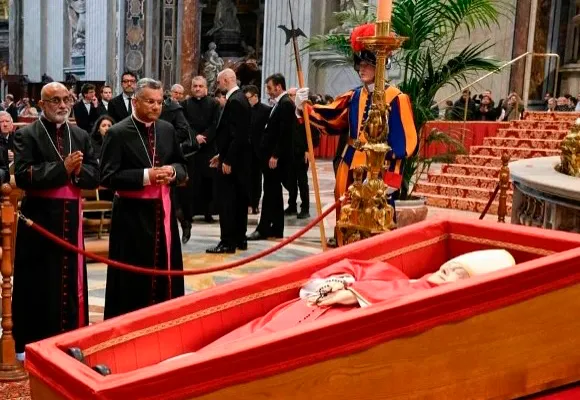 Rito de fechamento do caixão do papa ocorre nesta sexta-feira