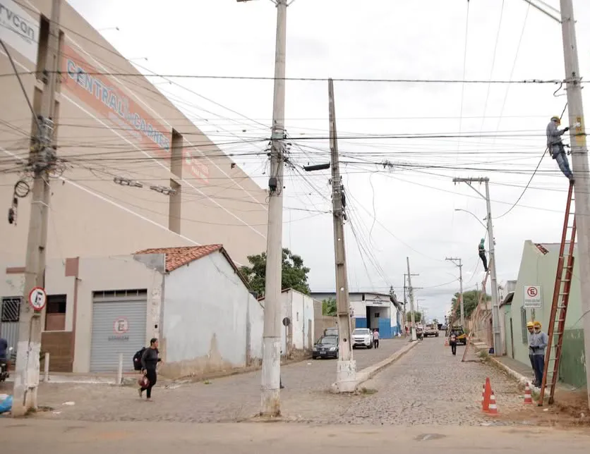 Coelba inicia realocação de postes na Rua Hermes Teixeira para melhorar mobilidade em Brumado