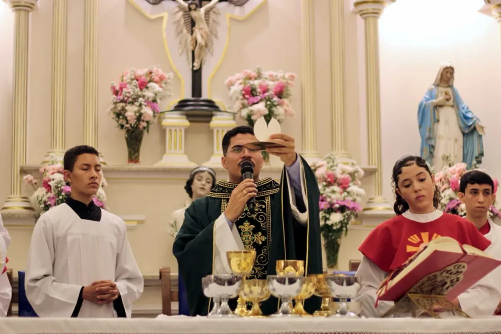 6ª noite da Festa do Bom Jesus reúne igreja lotada e reforça mensagem sobre família e partilha em Brumado