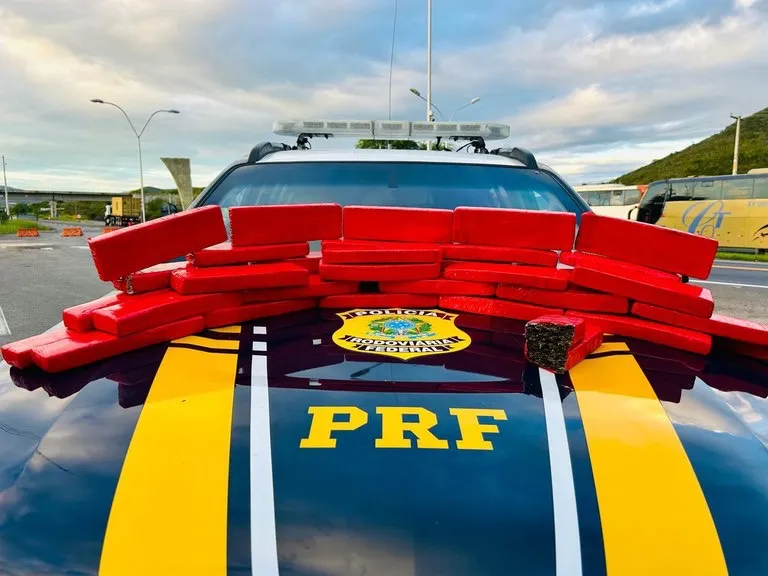 Maconha no bagageiro: PRF intercepta passageiro com 25 kg da droga em ônibus de turismo em Jequié
