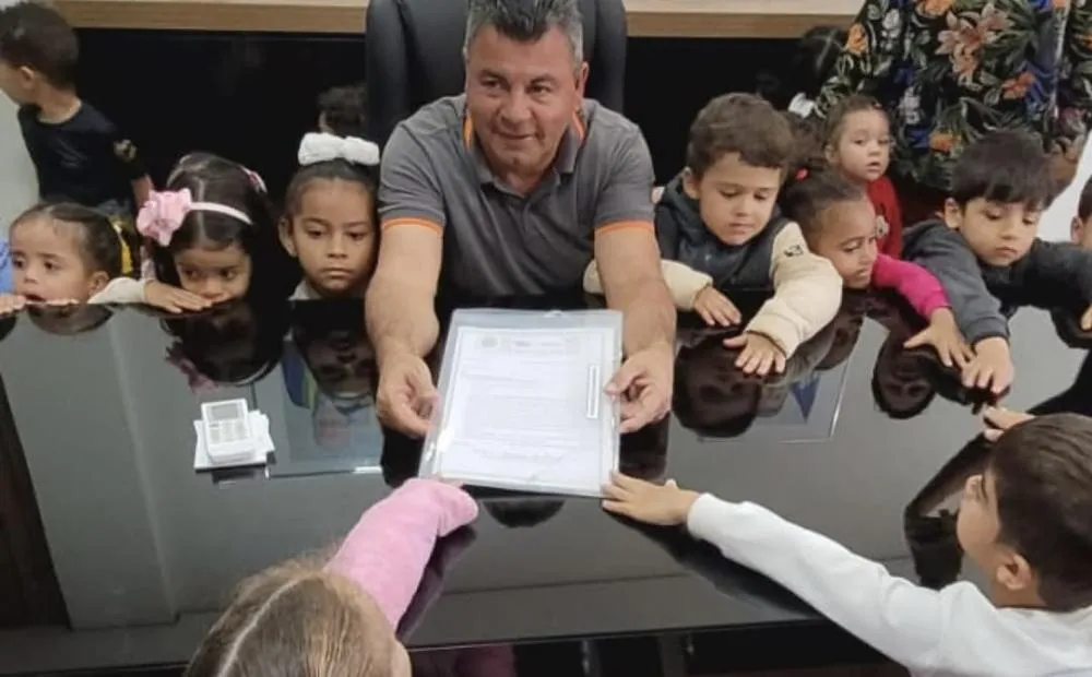 Prefeito de Barra da Estiva recebe visita de crianças da Creche Municipal Isaura Neto