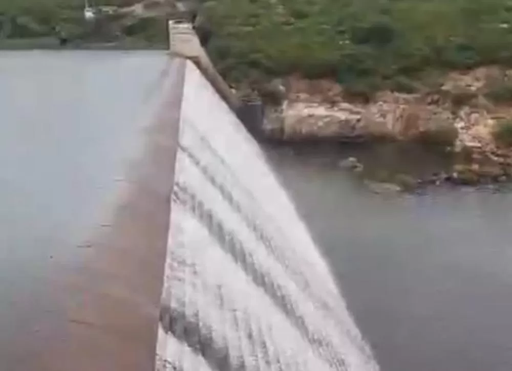 Barragem de Cristalândia em Brumado Transborda devido às Chuvas Intensas