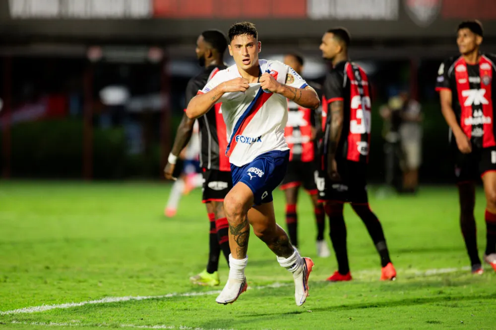 Com gols de Alejo e Jean Lucas, Bahia vence o Vitória no Barradão