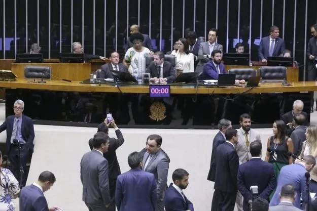 Câmara dos Deputados aprova punição para quem divulgar imagem de nudez gerada por inteligência artificial com fim de constranger