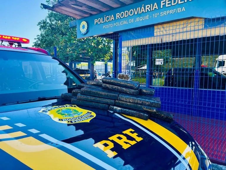 PRF apreende 19 kg de maconha em fiscalização a ônibus em Jequié