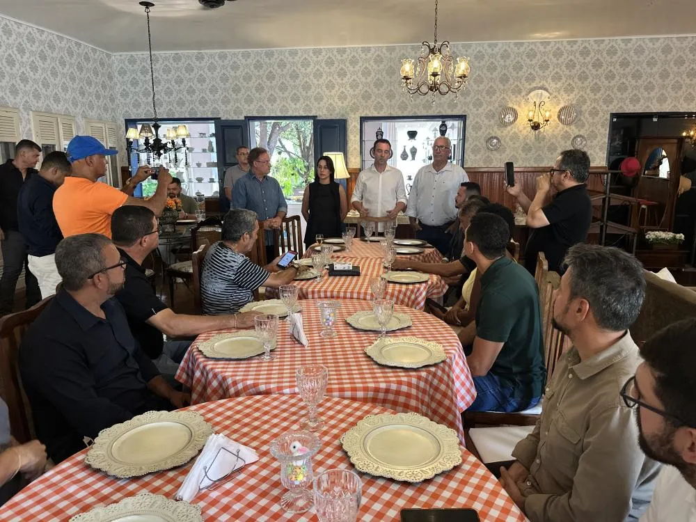 Prefeito Fabrício Abrantes reúne imprensa, vereadores e secretários em almoço pelos 100 dias de governo em Brumado