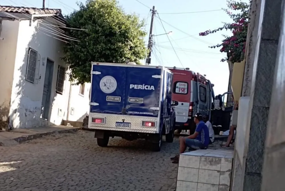 Mulher é encontrada morta em calçada no Bairro Dr. Juracy, em Brumado