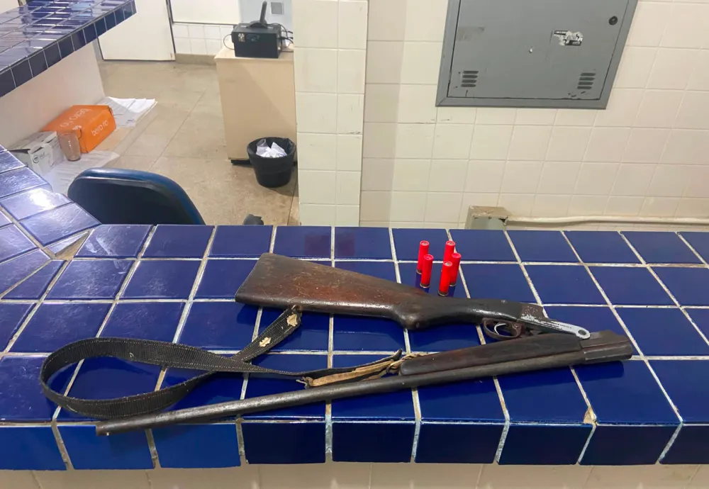 PM prende homem com espingarda calibre .32 após denúncia de arma em bar na zona rural de Ituaçu