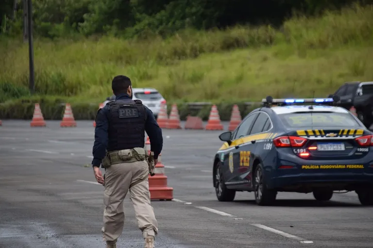 Operação Tiradentes 2026: PRF reforça fiscalização nas rodovias federais da Bahia