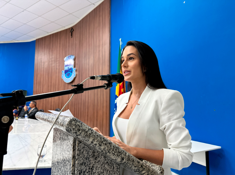 Coordenadora do Move Mulher em Brumado, Abiara Dias Abrantes, faz balanço das conquistas e projetos futuros em discurso na Câmara de Vereadores