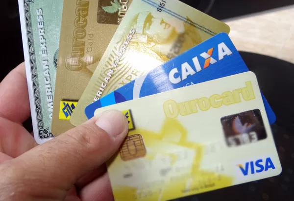 Juros do cartão de crédito caem em fevereiro