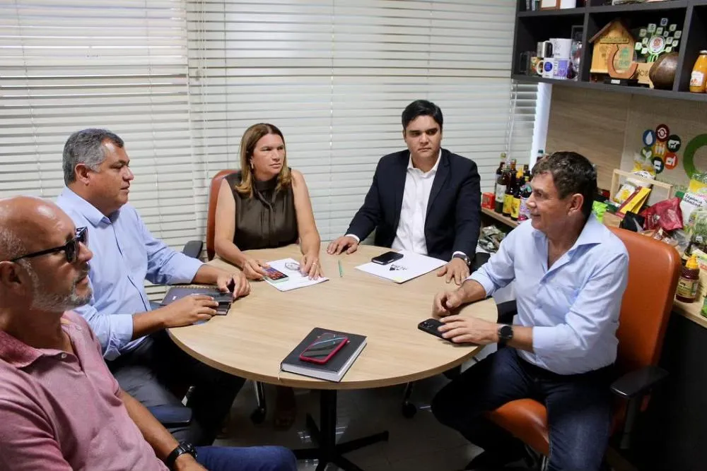 Deputado Vitor Bonfim articula reunião na CAR e garante novas ações para a agricultura familiar em Aracatu e Caetité