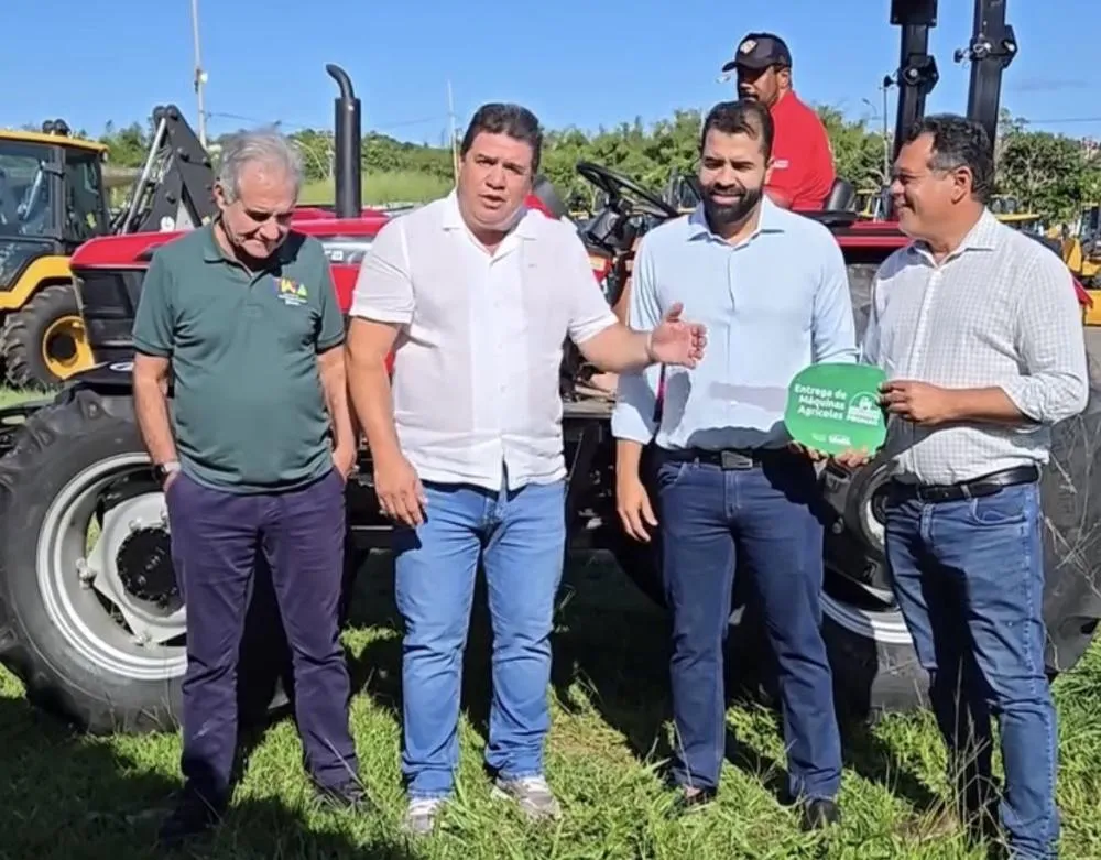 Ao lado de prefeito, Marquinho Viana participa de entrega de trator agrícola para Abaíra