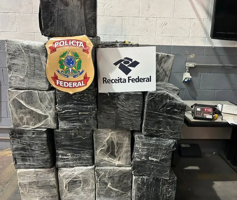 PF e Receita Federal apreendem cerca de 1 tonelada de cocaína no porto de Salvador