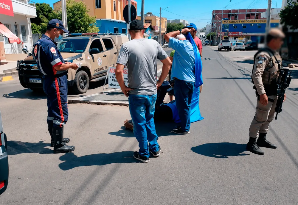 Homem sofre crise epiléptica em avenida de Guanambi e recebe atendimento do SAMU