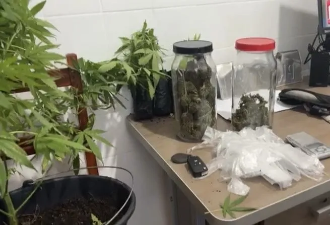 Polícia Militar apreende entorpecentes e materiais usados no tráfico em Barra da Estiva