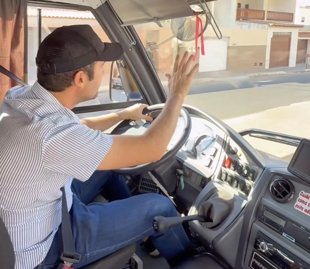 Fabrício Abrantes dirige ônibus escolar e participa de ação inclusiva com alunos da Apae de Brumado