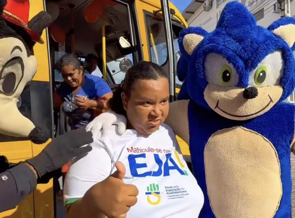 Fabrício Abrantes dirige ônibus escolar e participa de ação inclusiva com alunos da Apae de Brumado