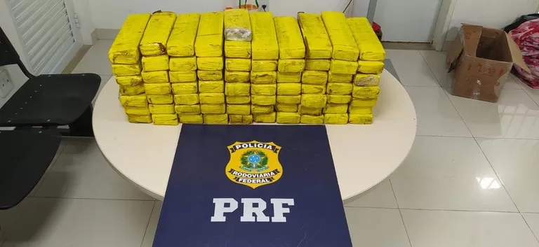 Em Vitória da Conquista (BA), PRF aprende mais de 50kg de maconha