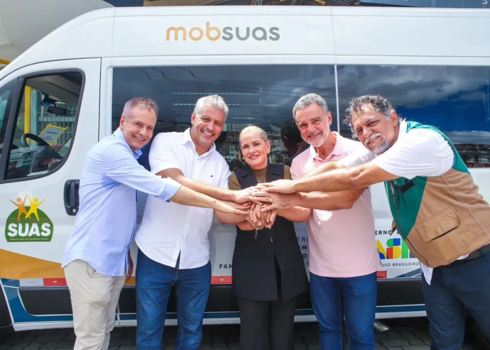 Ivana Bastos destaca avanço para assistência social com entrega de veículo para Guanambi