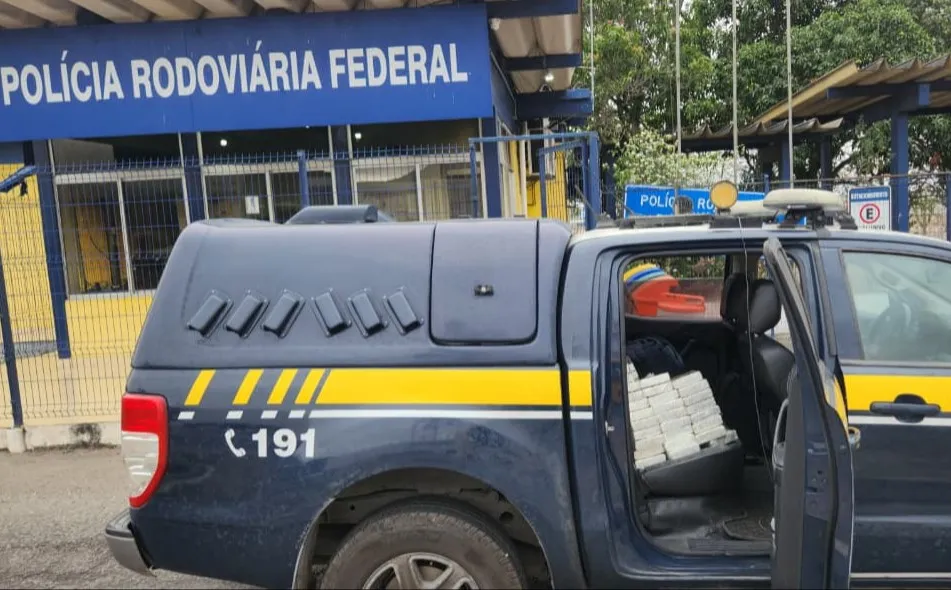 PRF apreende 50 kg de cocaína no porta-malas de veículo acidentado na BR-116, em Milagres 