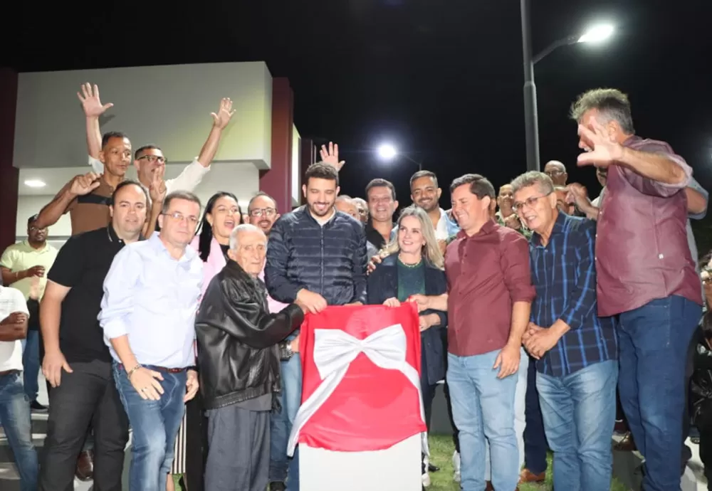 Deputada Ivana Bastos e prefeito Neto entregam praça em Igaporã