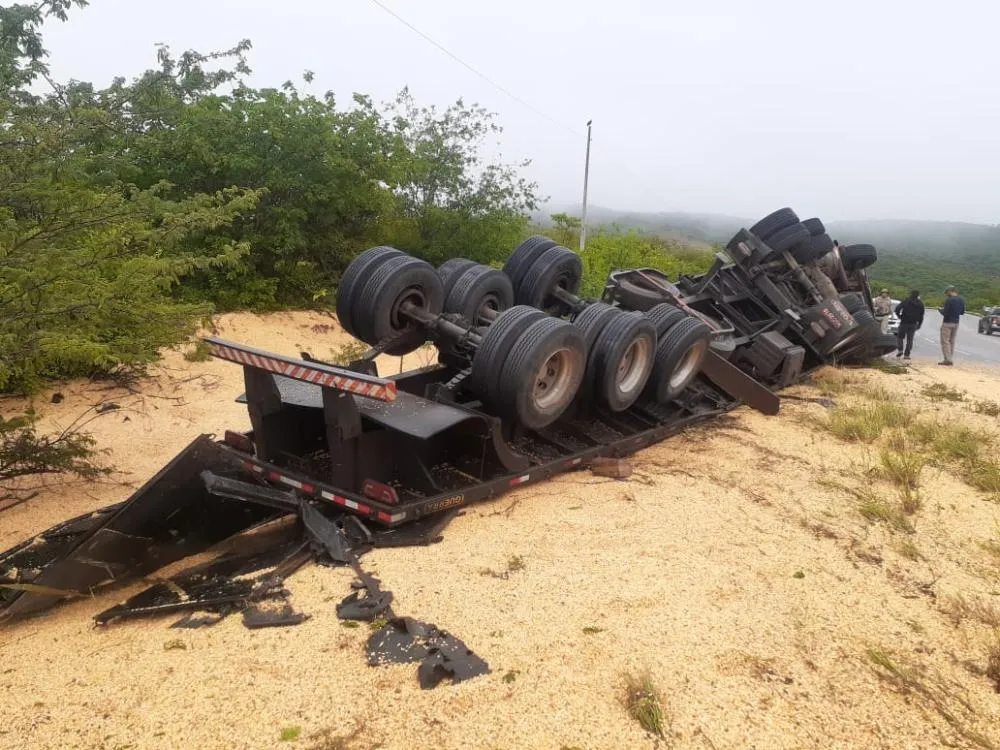 BA-262: Carreta carregada de milho tomba na Serra do Engano