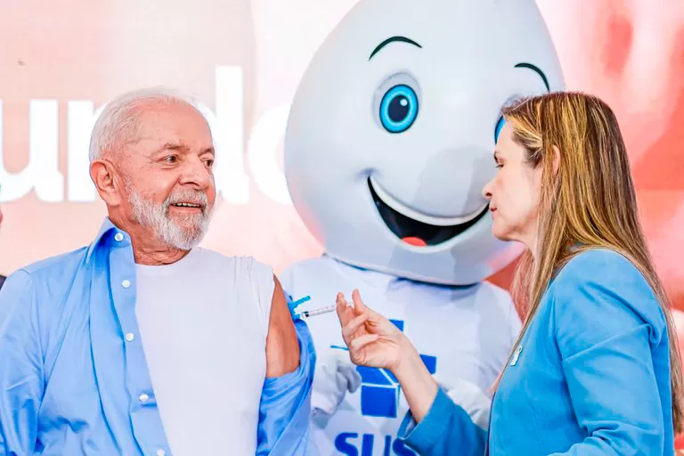 'Vacinas evitam doenças que podem matar', diz Lula ao ser imunizado contra a gripe