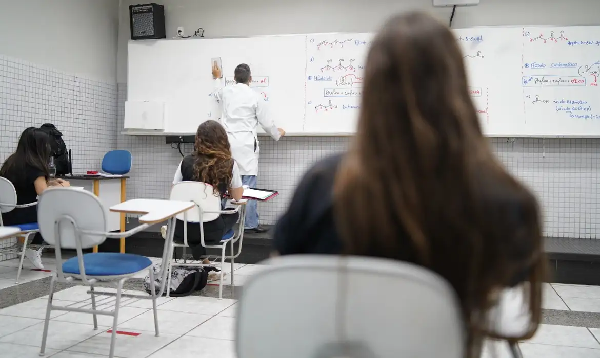 Senado aprova reformulação do ensino médio 