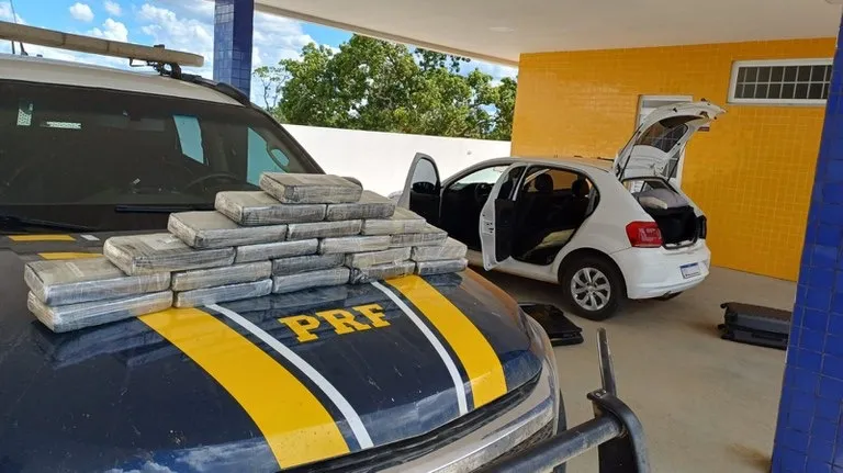 Em Correntina (BA), PRF apreende tabletes de cocaína escondidos em um veículo