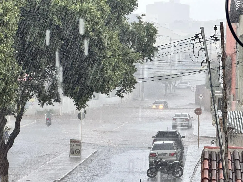 Forte chuva atingiu Brumado no início da tarde desta sexta-feira (7)