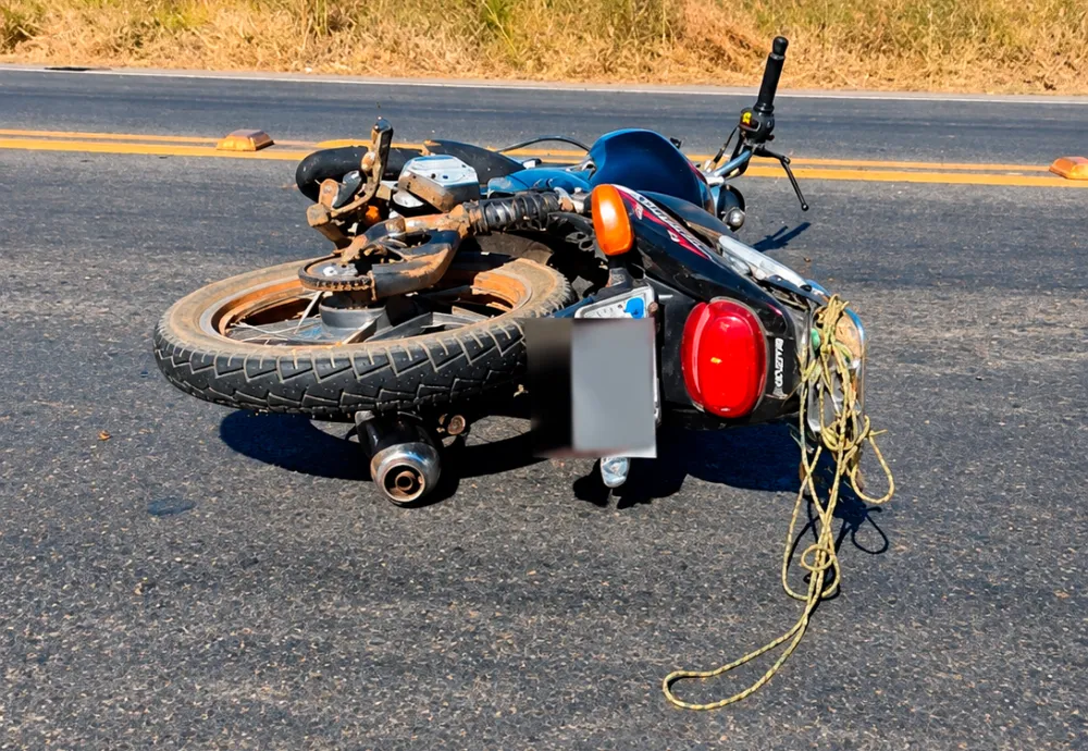 Motociclista fica gravemente ferido após perder controle de moto e cair na BR-122, em Guanambi