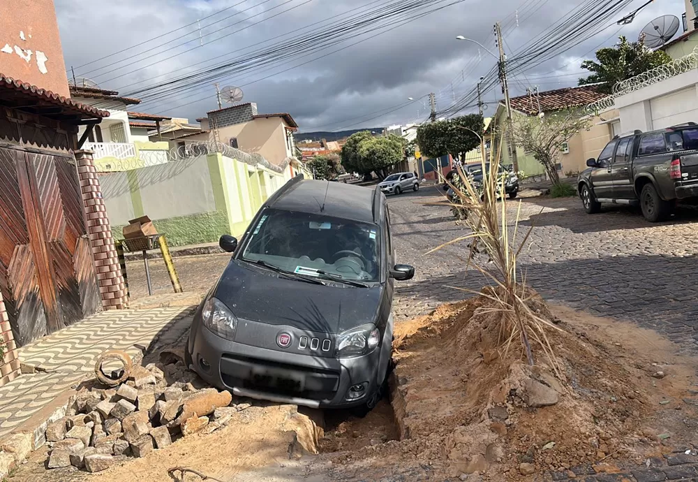 Mulher sofre acidente ao cair com carro em buraco de obra em Brumado