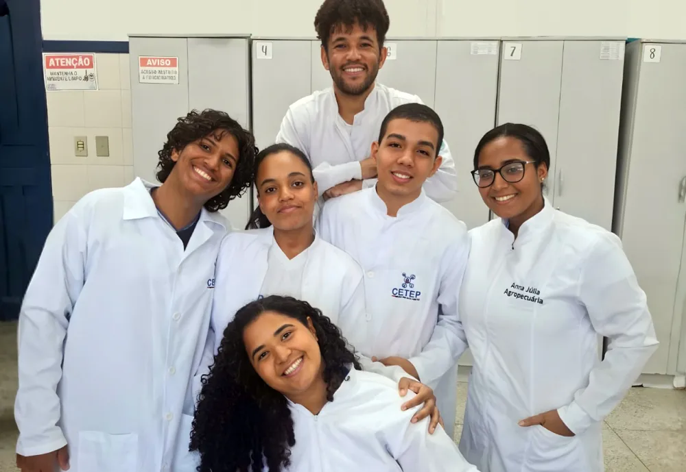 Estudantes utilizam pimenta e alho para produzir inseticida ecológico