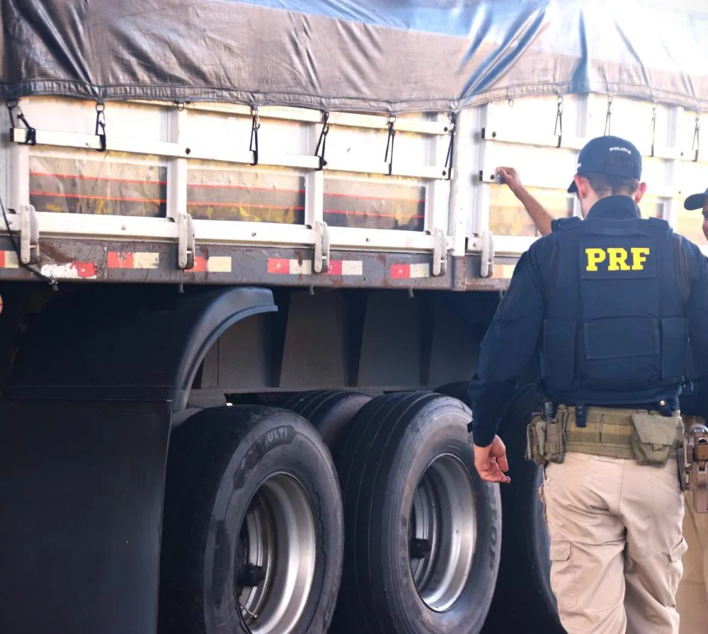 PRF flagra carreta trefegando com pneus ‘no arame’