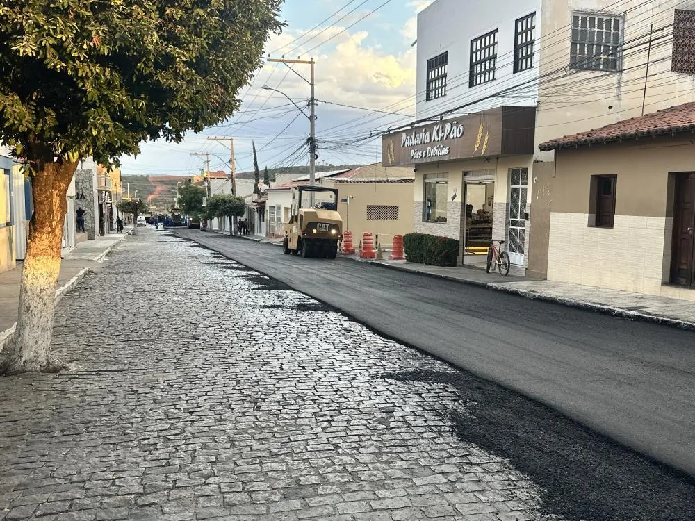 Gestão Fabrício Abrantes realiza asfaltamento na Rua Deolino de Carvalho e segue ampliando obras de pavimentação