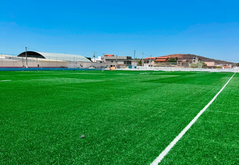 Campo do Idalina, no bairro São Félix, está na fase final de instalação da grama sintética em Brumado