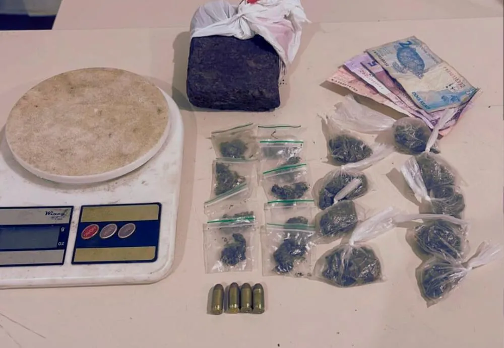 Polícia Militar apreende drogas e munições durante abordagem em Cândido Sales