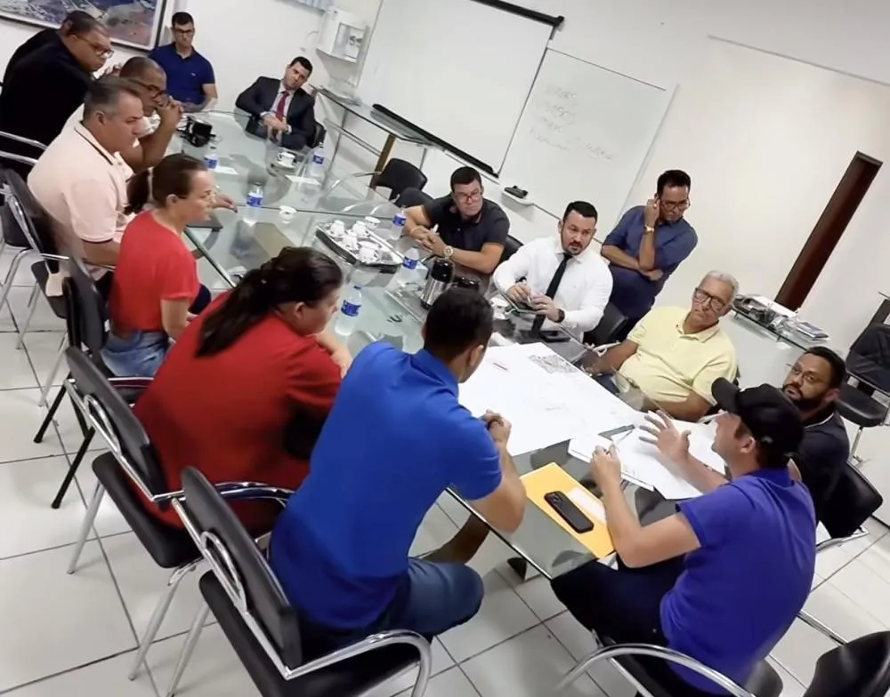 Prefeito de Brumado, Fabrício Abrantes se reúne com representantes da Paróquia São Cristóvão para discutir ampliação da sede