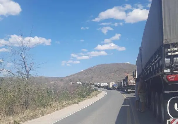 Carreta-tanque tomba na BR-242 e interdita rodovia em Ibitiara